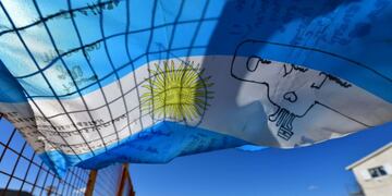 18 noviembre 2018, Argentina, Comodoro Rivadavia: Banderas argentinas con mensajes para la tripulación del submarino ARA \