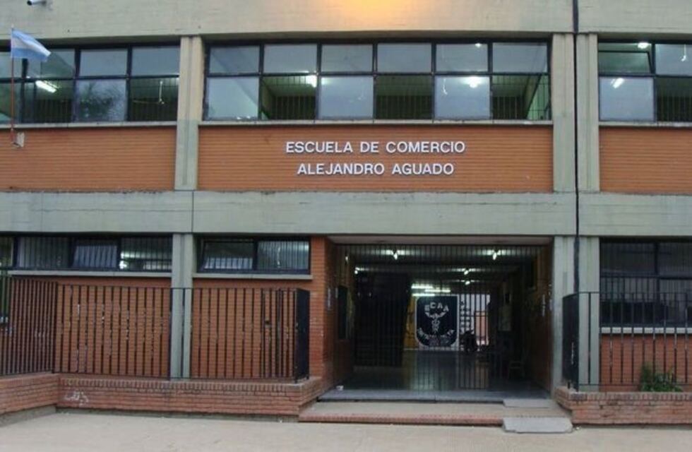 Hizo una pirámide humana con sus amigos y cayó de cabeza al piso