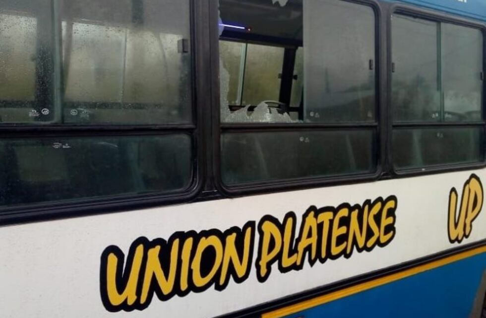 Villa Castells: atacaron a piedrazos un micro y fueron perseguidos por el chofer y una pasajera