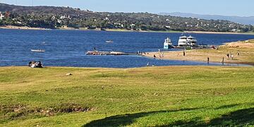 A la vera del lago San Roque en Carlos Paz. Diciembre 2020. (Foto: VíaCarlosPaz).