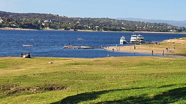A la vera del lago San Roque en Carlos Paz. Diciembre 2020. (Foto: VíaCarlosPaz).