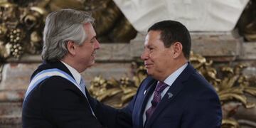Alberto Fernandez con el vicepresidente de Brasil Hamilton Mourao. (AP)