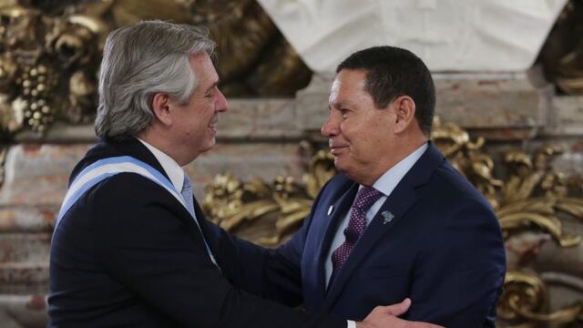Alberto Fernandez con el vicepresidente de Brasil Hamilton Mourao. (AP)