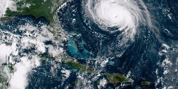 EPA7081\u002E OCÉANO ATLÉNTICO (ESTADOS UNIDOS), 12/09/2018\u002E- Fotografía cedida por la Administración Nacional de Océanos y Atmósfera (NOAA) de EE\u002EUU que muestra una imagen del huracán Florence mientras se aproxima a la costa este estadounidense hoy, 12 de septiembre del 2018\u002E El huracán Florence, pese a que se debilitó ligeramente al bajar sus vientos máximos sostenidos a 130 millas por hora (215 km/h), se mantiene hoy como un ciclón \