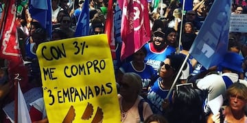 Nutrida movilización de docentes frente a Gobernación en la plaza San Martín\u002E (ATE Rosario)