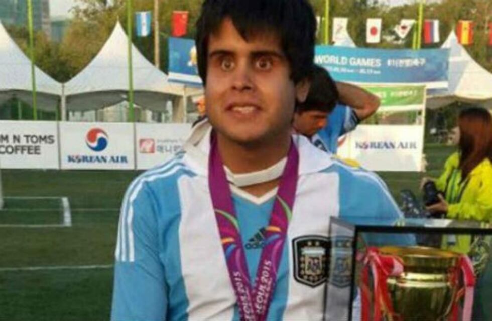 Simuló ayudar a un jugador de Los Murciélagos y le robó