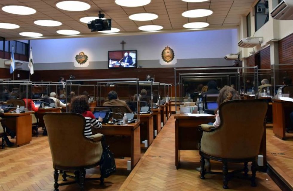 Advierten sobre intento de "disciplinamiento" de intendentes y jefes comunales