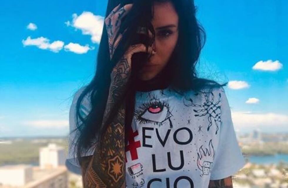 En la cama y al borde del topless: la foto de Cande Tinelli que desafía los límites de Instagram