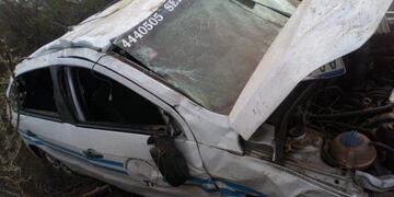 Taxi volcado en San Luis