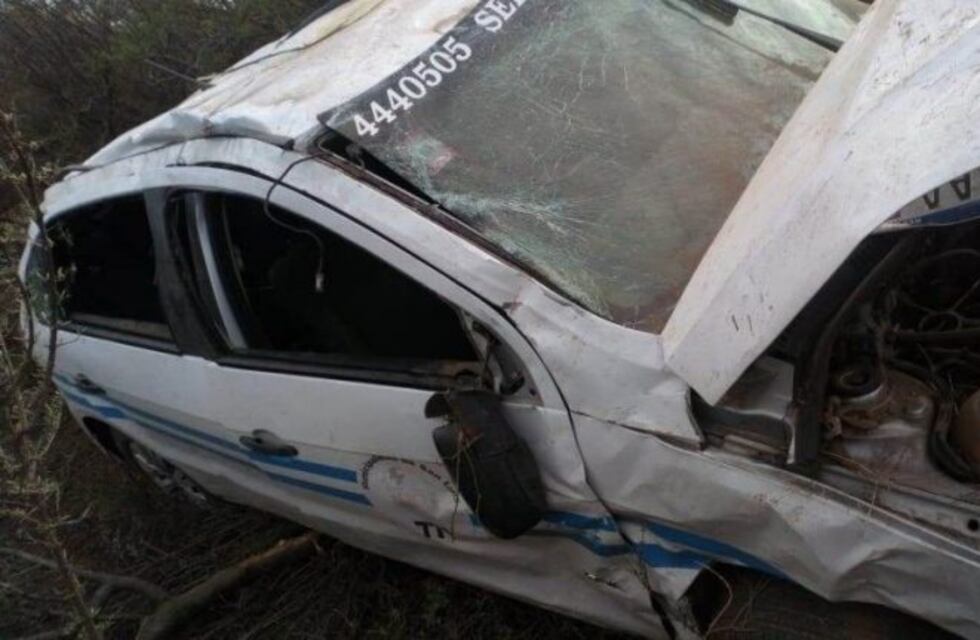 Volcó un taxi en la ruta 3 y el chofer salvó su vida de milagro