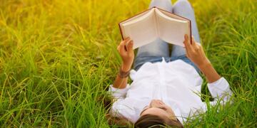 Mujer con un libro\u002E (123RF)