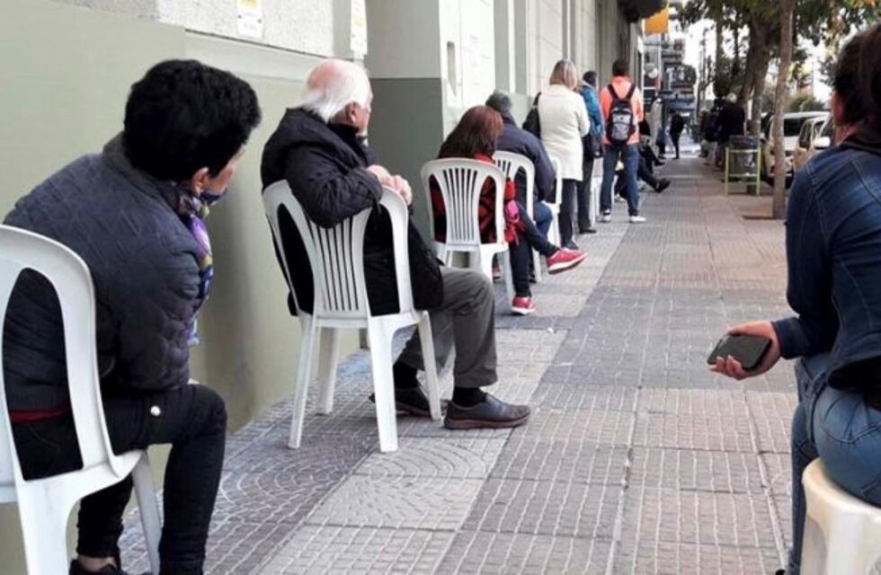 También este sábado hubo colas en los bancos de Santa Rosa, pero mucho mas ordenadas