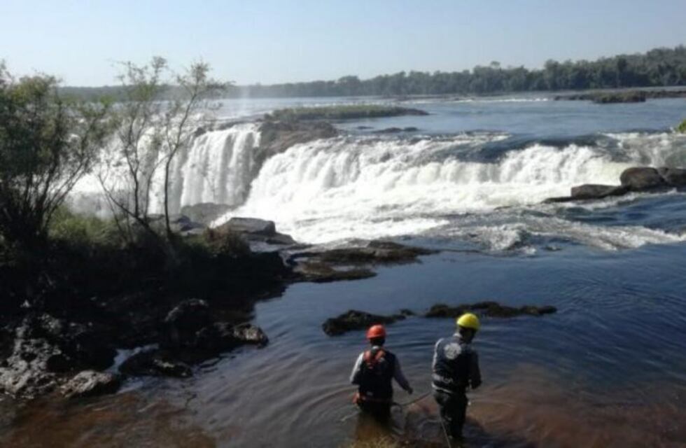 Retiran cientos de kilogramos de monedas del rio Iguazú