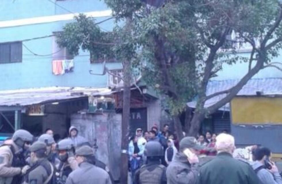 Video: En medio del operativo en la Villa 1-11-14, la Policía no logró bajar a un hombre de un árbol