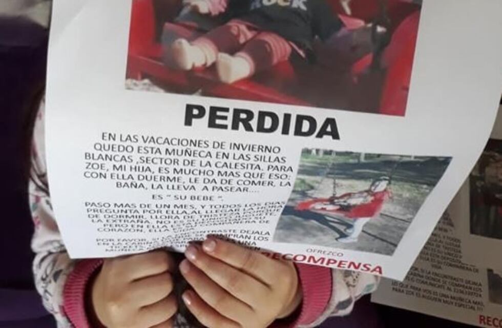 Una madre busca intensamente la muñeca perdida de su hija
