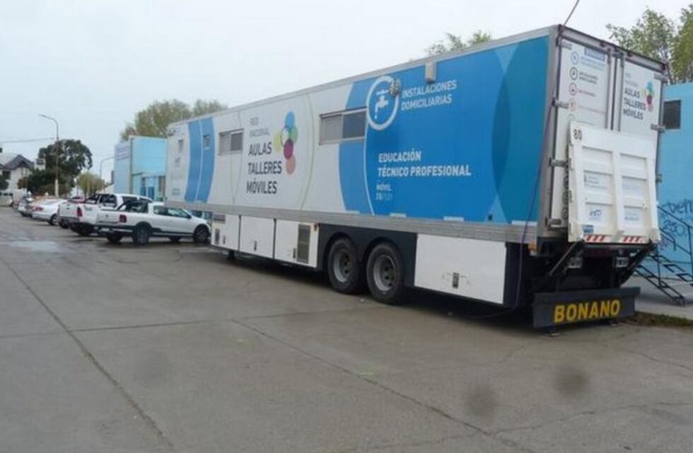 Comenzaron los cursos en el aula taller móvil