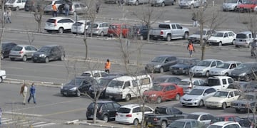 Naranjitas cobraron hasta 8.000 pesos en las afueras del Kempes en el amistoso Talleres-Boca.