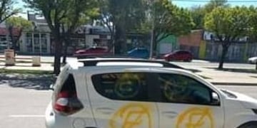 Dejó el auto frente a un garage y se lo pintaron con señales de \