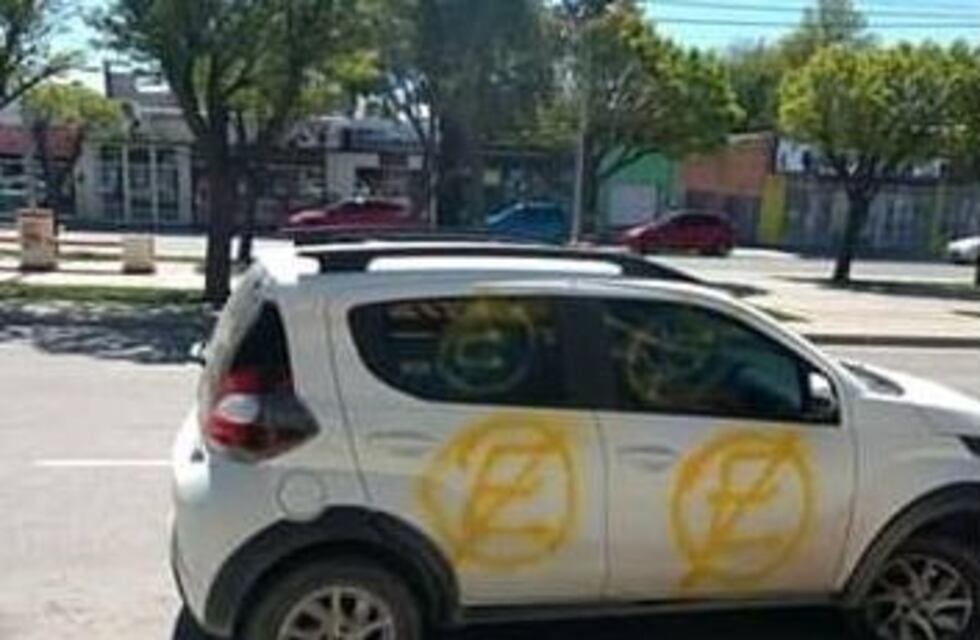 Dejó el auto frente a un garage y se lo pintaron con señales de "prohibido estacionar"
