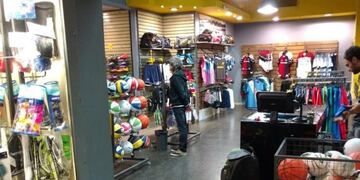 En los comercios locales se declararon ventas casi 6% menores a las del año pasado\u002E (Maximiliano Cerquette)