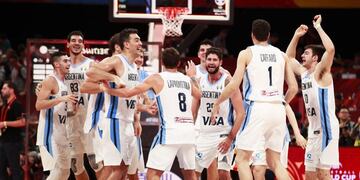 Pekín (China), 12/09/2019\u002E- Jugadores de la selección argentina de baloncesto celebran la victoria de su equipo tras el partido disputado contra Francia, en Pekín, China, este viernes\u002E EFE/ How Hwee Young