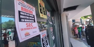En las puertas de Ribeiro, los empleados protestaron por la falta de pago de sus sueldos\u002E