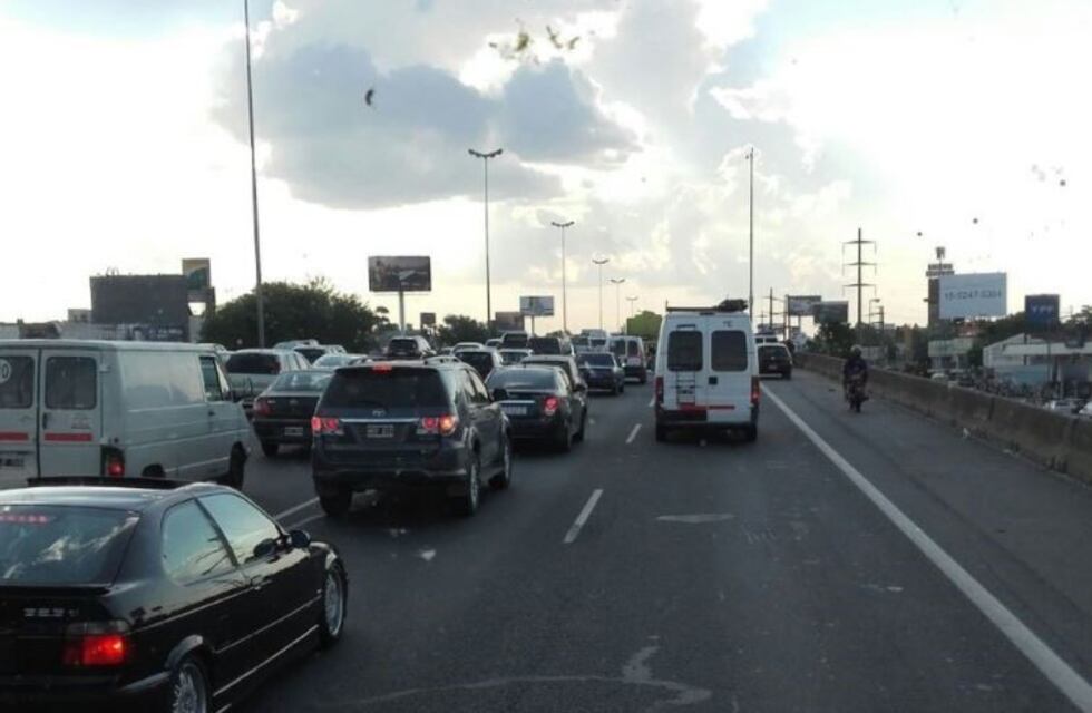 Un motociclista murió al ser embestido por un camión en la Panamericana