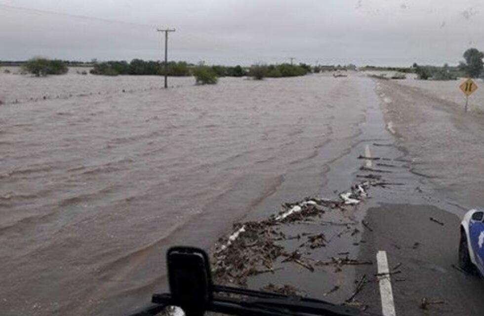 El enorme gesto del camionero que ayudó a cruzar la ruta inundada a una mujer a punto de dar a luz