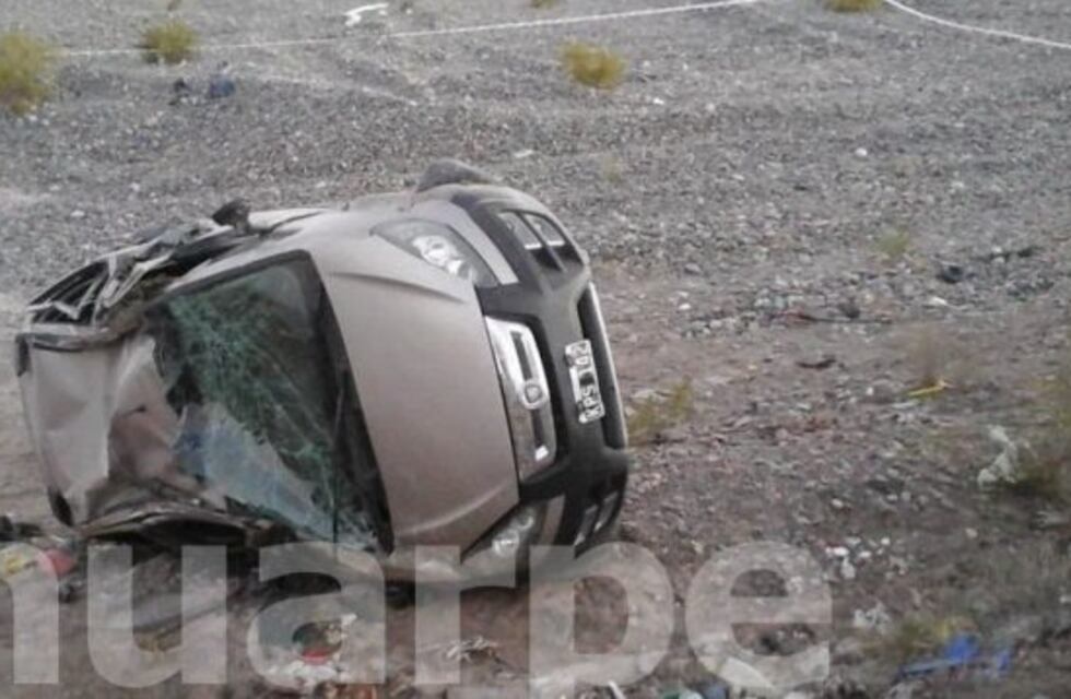 Una pareja sanjuanina se salvó de milagro tras un terrible vuelco