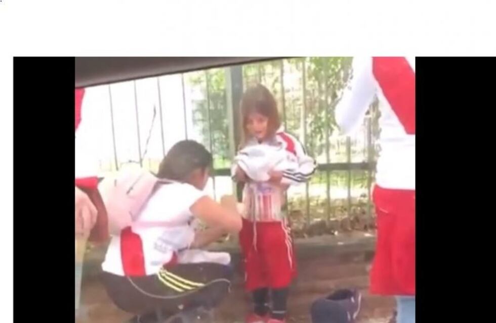 Detuvieron a la mujer que ató bengalas al cuerpo de su hija