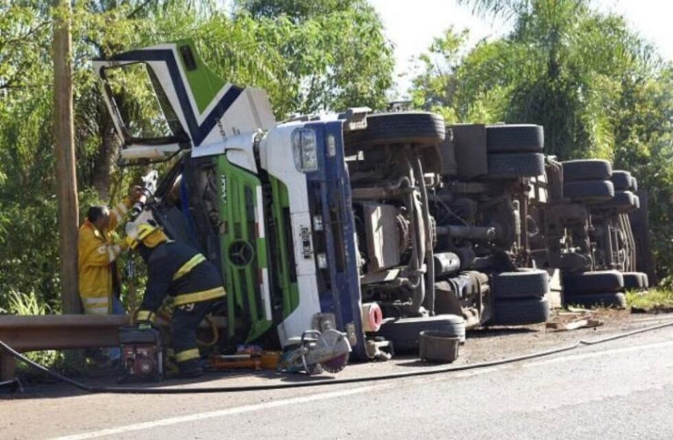 Un camión volcó en Colonia Victoria y el conductor debió ser rescatado