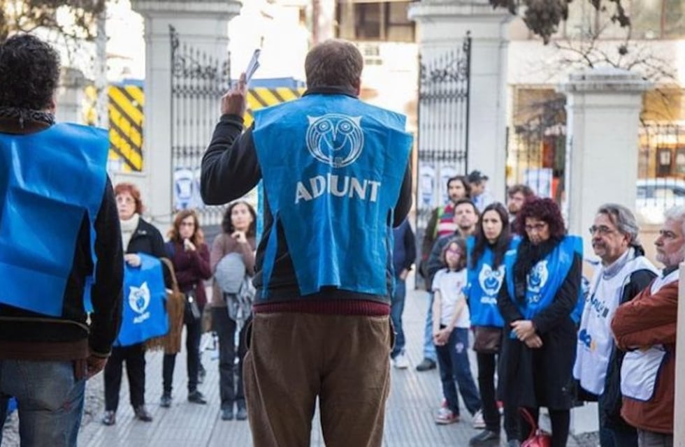 Los docentes universitarios piden que se revea su situación salarial