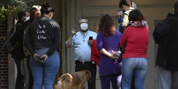Father Guillermo (C) of Cristo Obrero parish talks to social leaders at Padre Carlos Mugica neighborhood, also known as Villa 31 shantytown, before a press conferente during the lockdown imposed by the government against the spread of the new coronavirus, COVID-19, in Buenos Aires,, on May 18, 2020\u002E - The Crisis Committee of Villa 31 gave a press conference to demand that the health emergency be declared immediately in Buenos Aires as a result of the alarming progress of the novel coronavirus\u002E (Photo by JUAN MABROMATA / AFP)