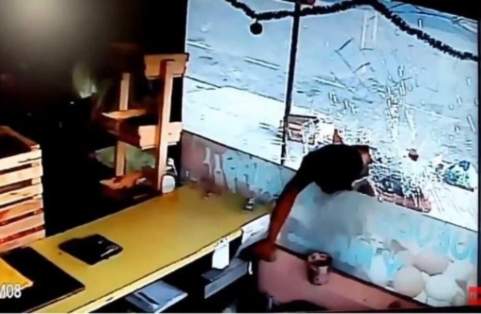 Video: con un block rompió el vidrio de un local para robar la recaudación