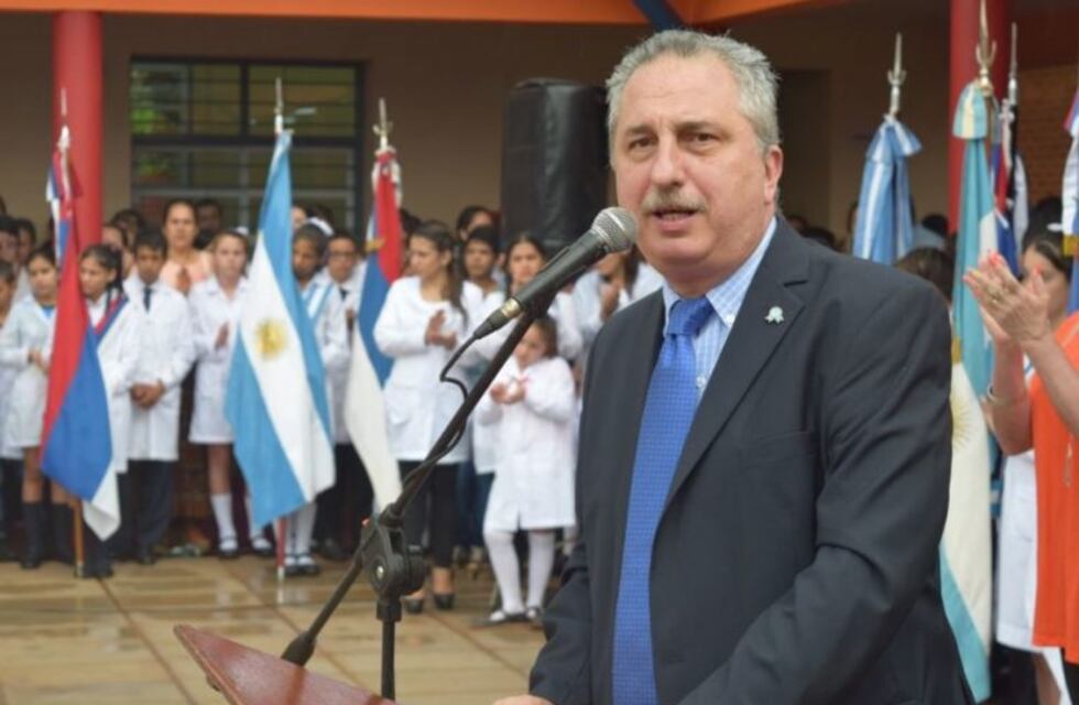 El gobernador Passalacqua saludó a los maestros en su día