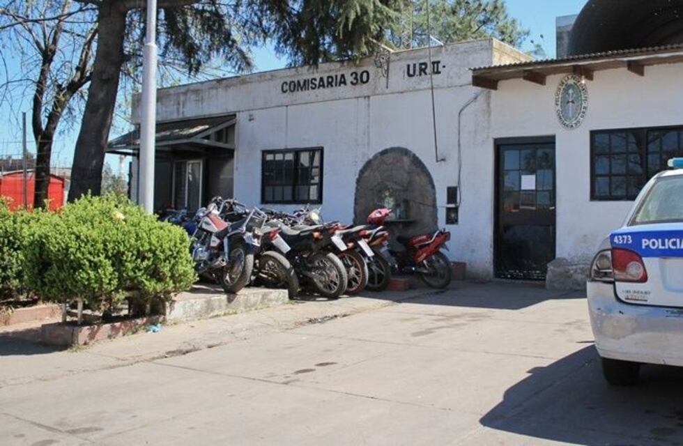 Hirió a su padre con un cuchillo, prendió fuego la casa y huyó