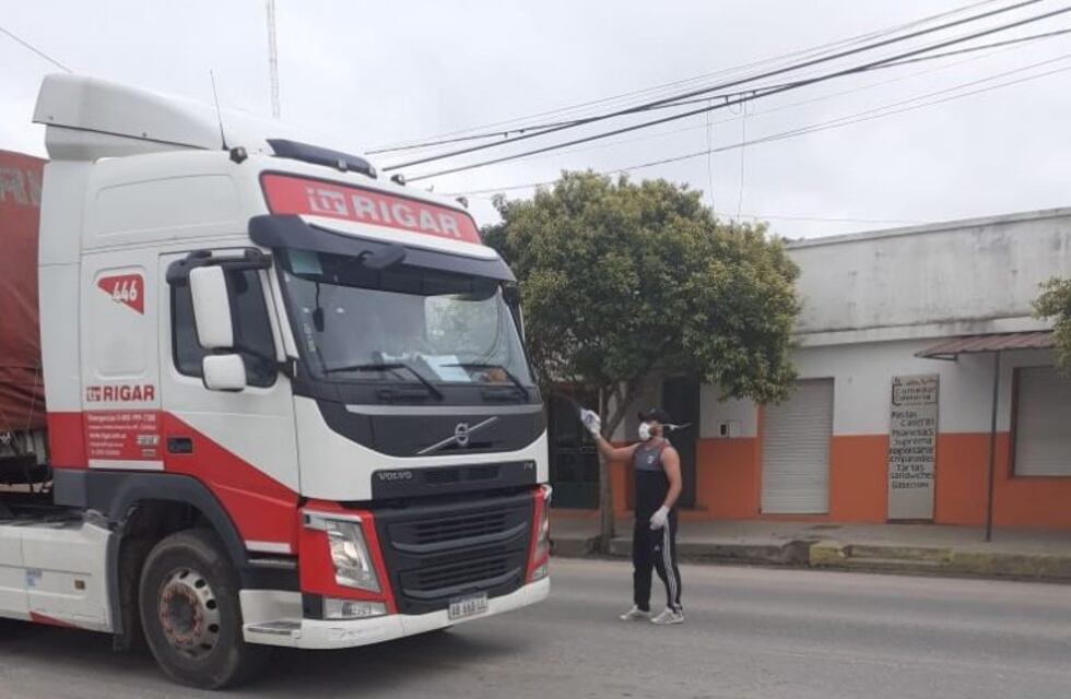 En Santiago Temple, una mujer y su hijo entregan sándwichs a los camioneros