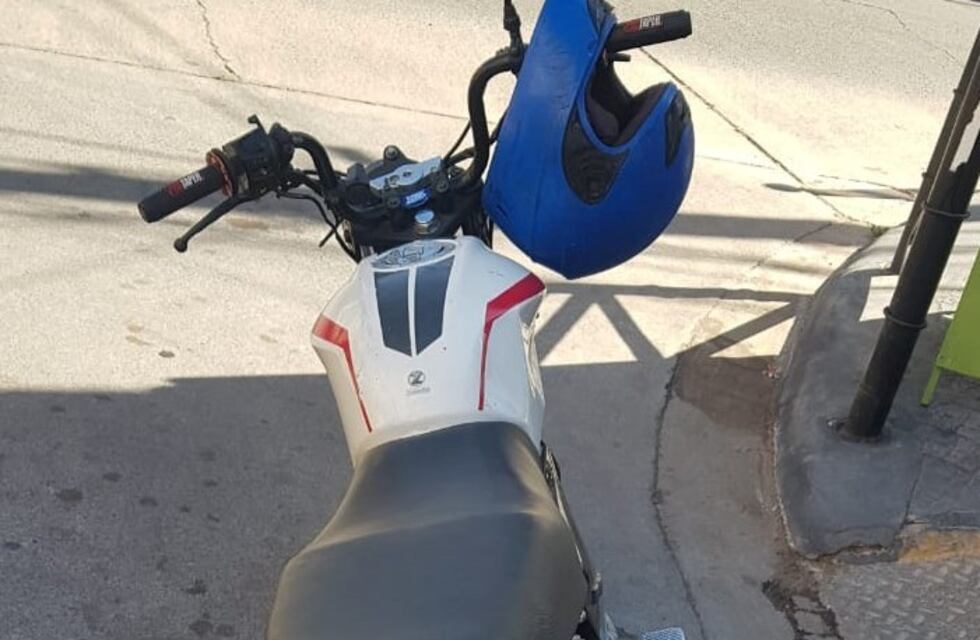 Detienen a motociclista por andar en una moto sin papeles