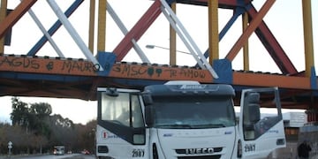 El camión circulaba por una de las laterales del Acceso Este cuando comenzaron las llamas\u002E