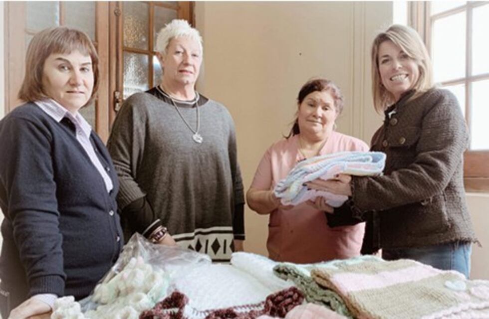 Donación de mantas, sábanas y escarpines al servicio de Neonatología del Hospital