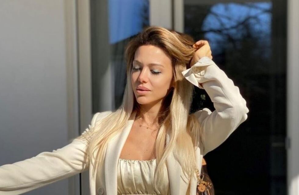 Evangelina Anderson obnubiló a sus seguidores con un body de encaje y medias de red