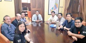 El ministro de Gobierno, Marcelo Pérez, con integrantes del Foro de Seguridad Estudiantil y autoridades de la UNaM\u002E (Ministerio de Gobierno)