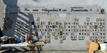 Se colocaron manos hechas de cerámica para contribuir en la lucha contra la desnutrición\u002E (SN 24)