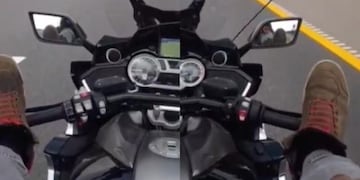 Youtuber manejaba su moto con los pies y murió en un accidente