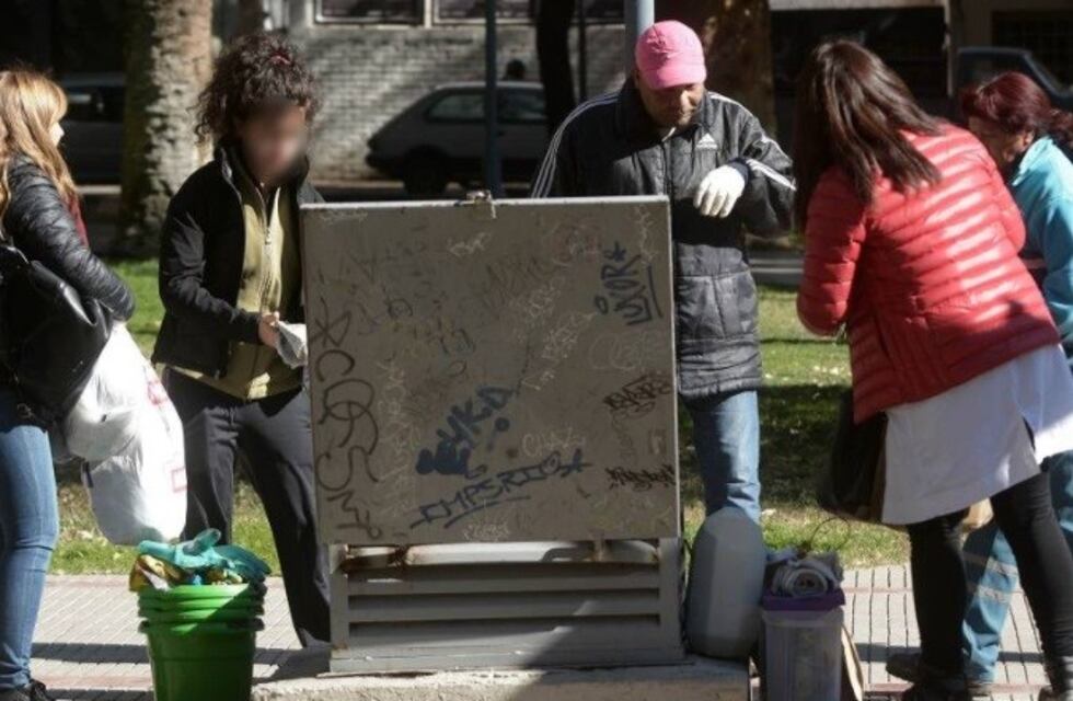 Estudiantes arrepentidos, ahora ayudan a limpiar una plaza
