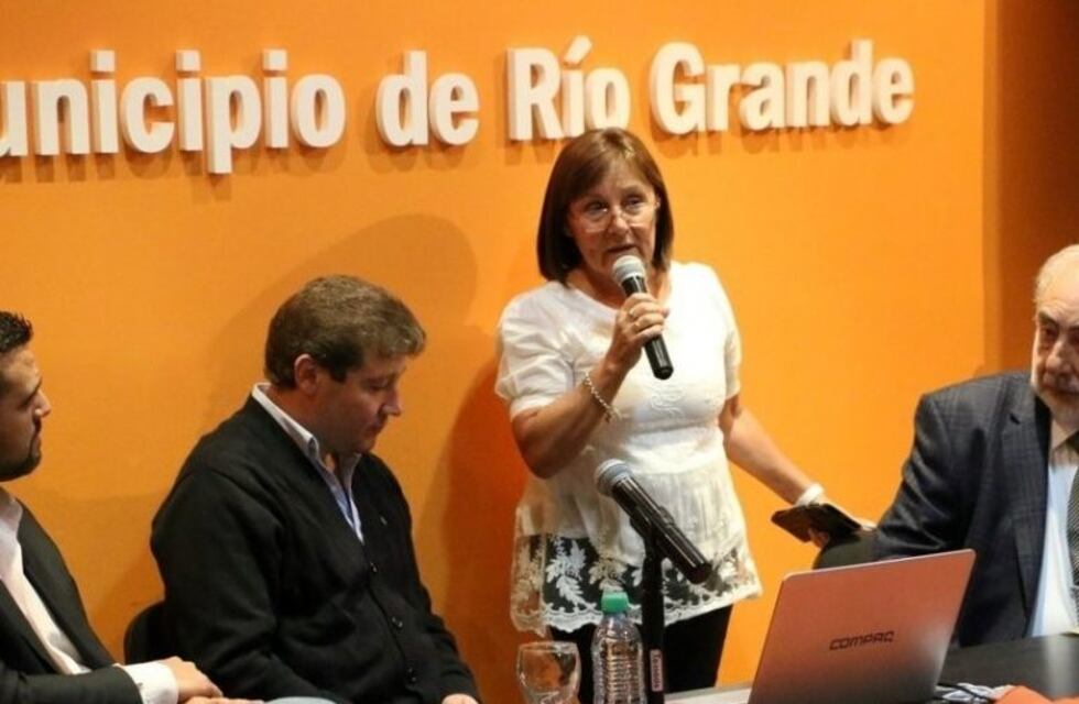 Caparrós cuestionó a Bertone por el uso de los fondos públicos