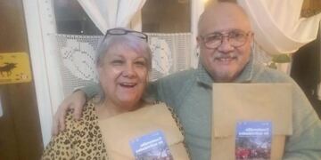 Adultos mayores recibiendo los cuadernillos de actividades cognitivas\u002E