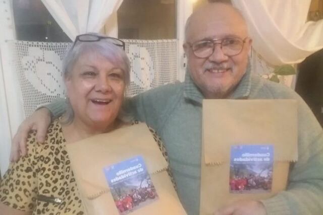 Adultos mayores recibiendo los cuadernillos de actividades cognitivas\u002E