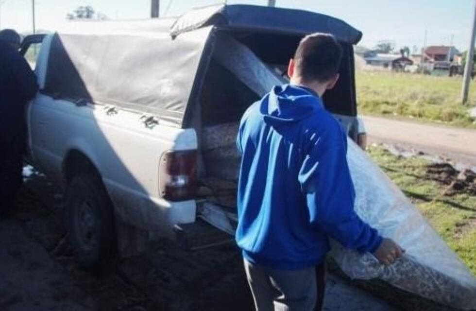 Comenzaron a repartir los colchones y frazadas para los afectados por el temporal en Mar del Plata