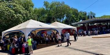 La presencia de los turistas que llegan de Brasil mantiene en alerta al municipio de Iguazú\u002E